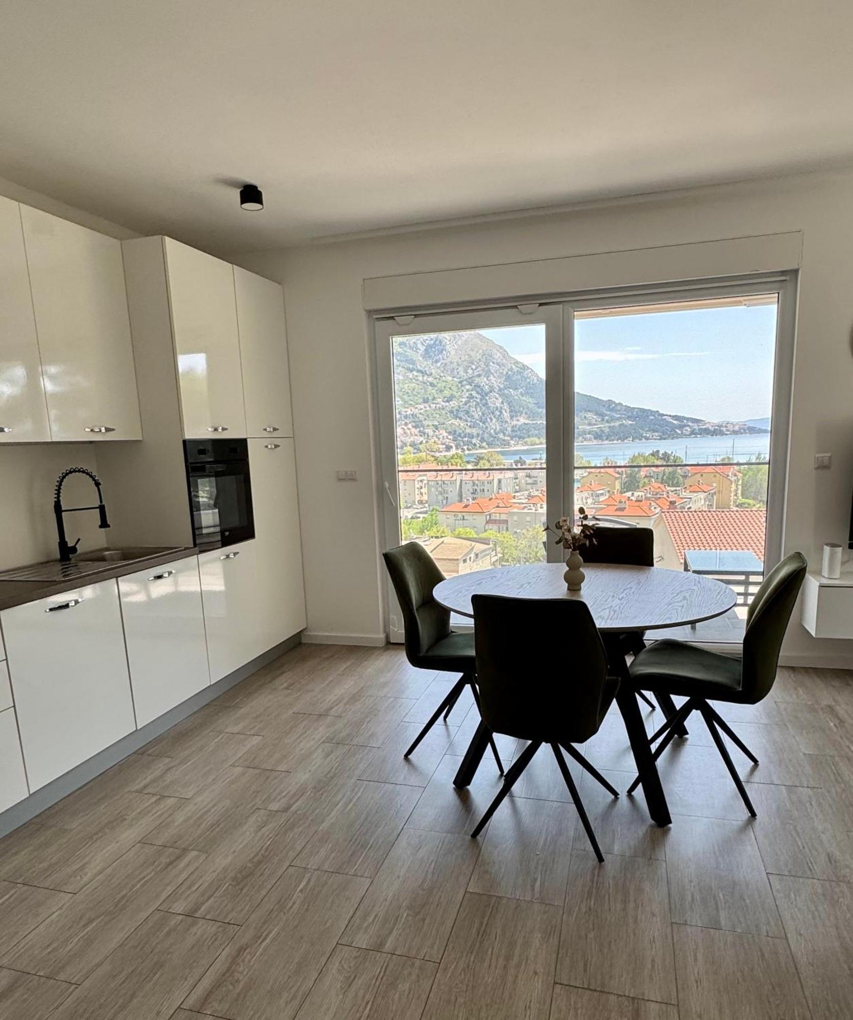 Apartments Elin Omiš Eksteriør bilde